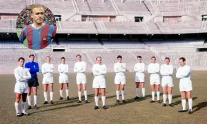 Alfredo Di Stefano w koszulce Barcelony, obok drużyny w białych strojach na tle stadionu.