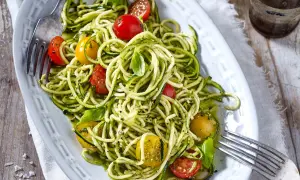 Zucchini-Nudeln mit Pesto und Kirschtomaten, ein leichtes und gesundes Gericht, das Lust auf mehr macht.