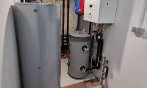 Nowe zasobniki i pompa ciepła czekają na czyszczenie instalacji co.