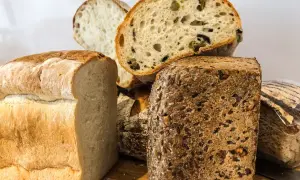 Chleb graham czy razowy? Sprawdź, który jest zdrowszy!