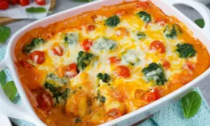 Ein Auflauf mit Gnocchi, Brokkoli und Tomaten in cremiger Sauce, überbacken mit Käse. Perfekt für ein schnelles Mittagessen für Kinder.