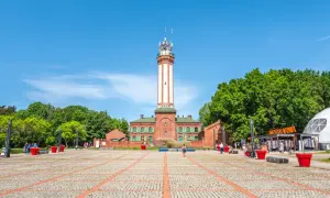 Latarnia morska w Niechorzu, plac z fontanną i pawilonami. Wspaniałe niechorze atrakcje dla każdego.