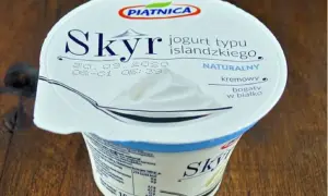 Jogurt typu islandzkiego Skyr naturalny, kremowy, bogaty w białko. Czy skyr jest zdrowy? Tak, to świetny wybór!