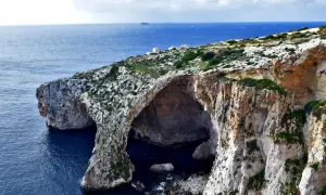 Malta i Gozo oferują najciekawsze trasy spacerowe na klifach, z widokiem na jaskinie i błękitne morze.