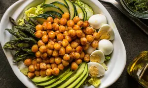 Ensalada de garbanzos con espárragos, aguacate, huevo duro y calabacín. Ingredientes frescos y saludables.