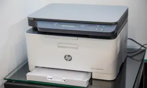 Drukarka HP Color Laser MFP 178nw. Dowiedz się, jak połączyć drukarkę z wifi, by drukować bezprzewodowo.