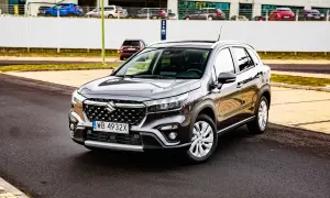 Szary Suzuki S-Cross na drodze. Wiele osób szuka **suzuki s-cross opinie** przed zakupem, a ten model wygląda obiecująco.