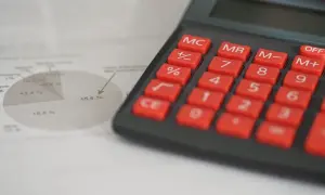 Calcolatrice e grafico a torta con percentuali, utili per analizzare il numero di turnover.