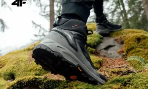 Buty trekkingowe 4F z technologią PrimaLoft zapewniają ciepło i komfort podczas wędrówki po leśnym, omszałym terenie.