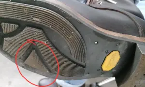 Zużyta podeszwa Vibram w bucie górskim. Czerwone koło wskazuje na uszkodzenie, które może być jedną z przyczyn szybkiego zużycia podeszwy Vibram.