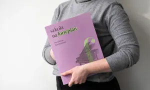 Osoba trzyma okładkę "Szkoła na fortepian Klechniowska" z grafiką fortepianu.