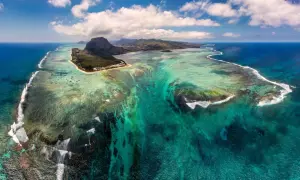 Iluzja podwodnego wodospadu na Mauritiusie, gdzie piasek i osady spływają w głąb oceanu, tworząc spektakularny widok.