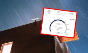 Starlink z prędkością 171 Mb/s pobierania. Antena satelitarna na dachu, nocne niebo z smugami gwiazd.