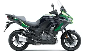 Kawasaki Versys 1000 wady: ciemnogranatowo-zielony motocykl turystyczny z czarnymi felgami i dużą szybą.