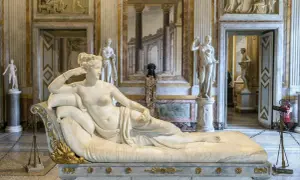 W Galleria Borghese, marmurowa Wenus odpoczywa na sofie, otoczona innymi rzeźbami i malowidłami.