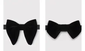 Dwie czarne, aksamitne muchy. Wybór między klasyczną a bardziej puszystą, obie eleganckie.