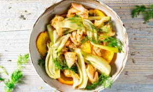 Schmackhafter Fenchel mit Fisch und Orangenscheiben, garniert mit Dill. Ein leichtes Gericht, das Frische und Aroma vereint.