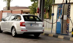 Srebrne kombi Skoda Octavia tankuje gaz LPG propan-butan na stacji paliw.