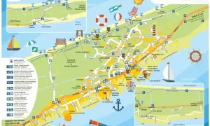 Mapa Krynicy Morskiej z zaznaczonymi atrakcjami, portami i ścieżkami. Widać tu m.in. plaże, latarnię morską, park linowy i miejsca do wypoczynku. Brak tu jednak informacji o **krynica morska pociąg**.