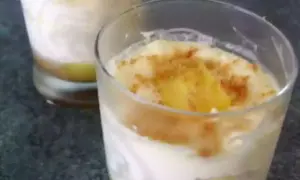Délicieux dessert mirabelles mascarpone en verrine, garni de miettes croustillantes.