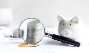 Skarbonka i monety pod lupą, analizujemy, ile wynoszą odsetki ustawowe.