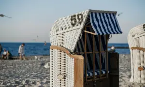 Plaża z koszami plażowymi, idealne miejsce, gdy szukam noclegu nad morzem.