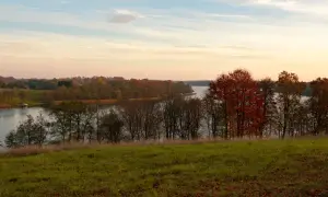 Jesienny krajobraz Drawskiego Parku Krajobrazowego z jeziorem i kolorowymi drzewami.