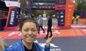La finisher sorride alla telecamera vicino al traguardo della maratona New York.