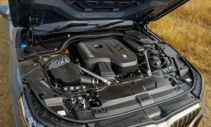 Silnik BMW F10 535i pod otwartą maską, gotowy do drogi.