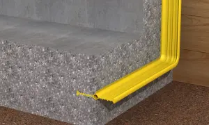 Perfil amarillo protege juntas de escaleras de concreto. Solución impermeable para exteriores.