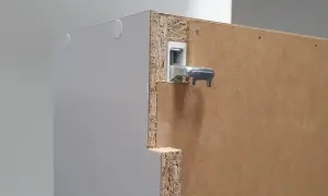 Ciche szafki? Montaż odbojników krok po kroku zrób to sam!