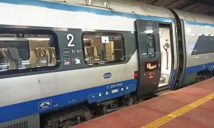 Pociąg PKP na peronie. Zastanawiasz się, z jakim wyprzedzeniem można kupić bilet PKP? Planuj podróż z wyprzedzeniem, by mieć pewność miejsc.