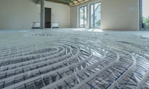 Instalacja ogrzewania podłogowego w nowym domu. Długoterminowo obniża koszt ogrzewania.