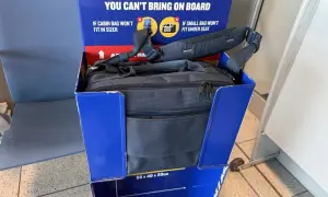 Czy Ryanair mierzy plecaki? Widać to na zdjęciu, gdzie torba próbuje zmieścić się w wyznaczonym miejscu.