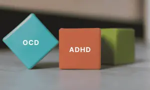 Tre färgglada kuber med texten "OCD" och "ADHD" på. Kanske en metafor för hur en person med OCD kan uppleva sina tankar.