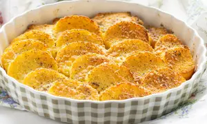 Gnocchi alla romana dorati e gratinati in teglia, un classico saporito.