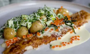 Stekt fisk med krämig sås, potatis och rom. En perfekt rätt för dig som söker sandefjordsås recept.