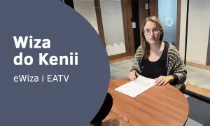 Kobieta przy biurku omawia wiza do Kenii. Informacje o eWizie i EATV.