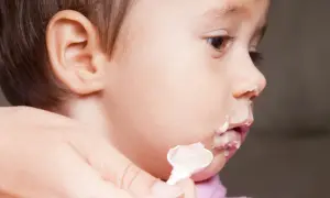 Małe dziecko nie chce jeść, tylko pije. Na łyżeczce jest jedzenie, ale maluch woli płyny.