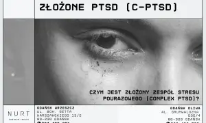 Zbliżenie na zapłakane oko, symbolizujące złożone PTSD. Tekst pyta: "Czym jest złożony zespół stresu pourazowego (complex PTSD)?".