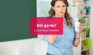 Kobieta z bólem gardła trzymająca kubek, na tle tablicy i regału z książkami.