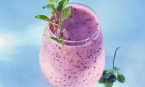 Erfrischender Beeren-Smoothie, perfekt für eine low carb Ernährung. Mit frischen Kräutern garniert.