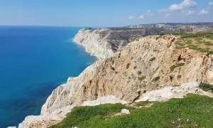 Wspaniałe klify i turkusowe morze, idealne miejsce do zobaczenia w okolicach Limassol.