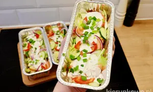 Pyszny kebab holenderski w aluminiowych tackach, pełen świeżych warzyw i sosu. Idealny na wynos!