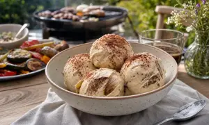 Un délicieux tiramisu glacé saupoudré de cacao, prêt à être dégusté après un barbecue estival.