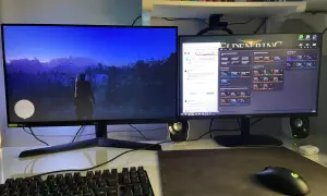 Gracz wpatruje się w nocny krajobraz z gry Red Dead Redemption 2 PC. Obok monitor z danymi systemu i grami.