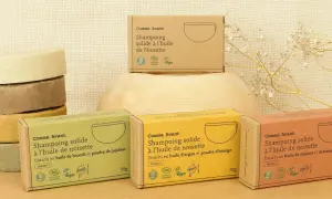 Pile de savons solides et boîtes de shampoing solide Comme Avant. Choix écologique entre shampoing solide ou liquide.
