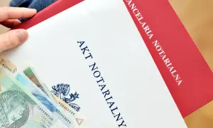Akt notarialny i polskie banknoty. Dokument z kancelarii notarialnej, gotowy do złożenia jako depozyt notarialny.