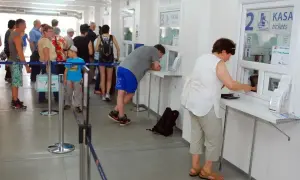 Kasa biletowa PKP Intercity. Ludzie stoją w kolejce, by zapytać, czy można jechać wcześniejszym pociągiem Intercity.