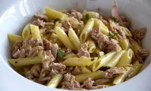 Penne con tonno in bianco cremosa, un piatto semplice e gustoso, con pezzetti di tonno e erbe aromatiche.